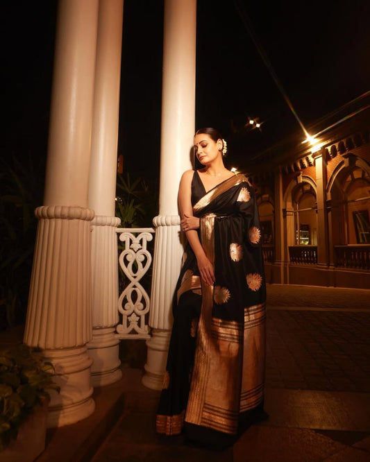 Beauteous Black Soft Silk Saree With Twirling Blouse Piece