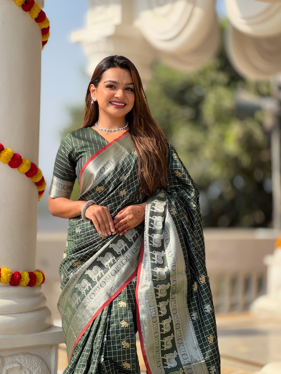 Beauteous Black Soft Silk Saree With Twirling Blouse Piece