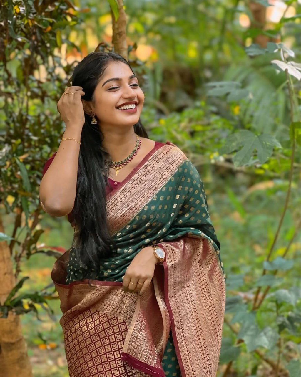 Imbrication Dark Green Soft Silk Saree With Desirable Blouse Piece