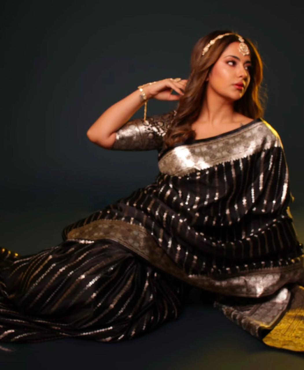 Beauteous Black Soft Silk Saree With Twirling Blouse Piece