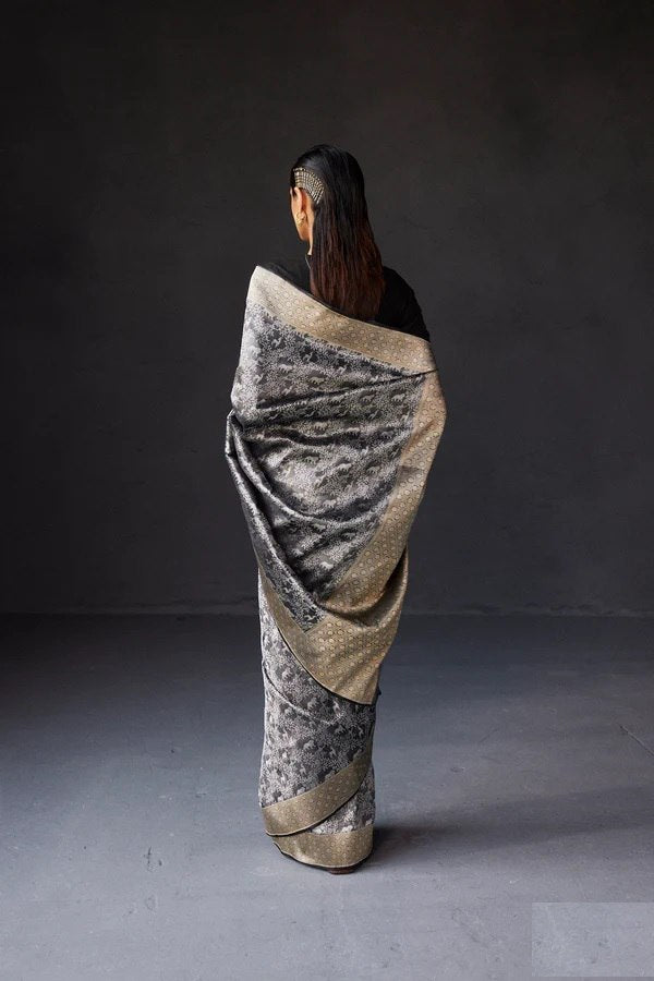 Beauteous Black Soft Silk Saree With Twirling Blouse Piece