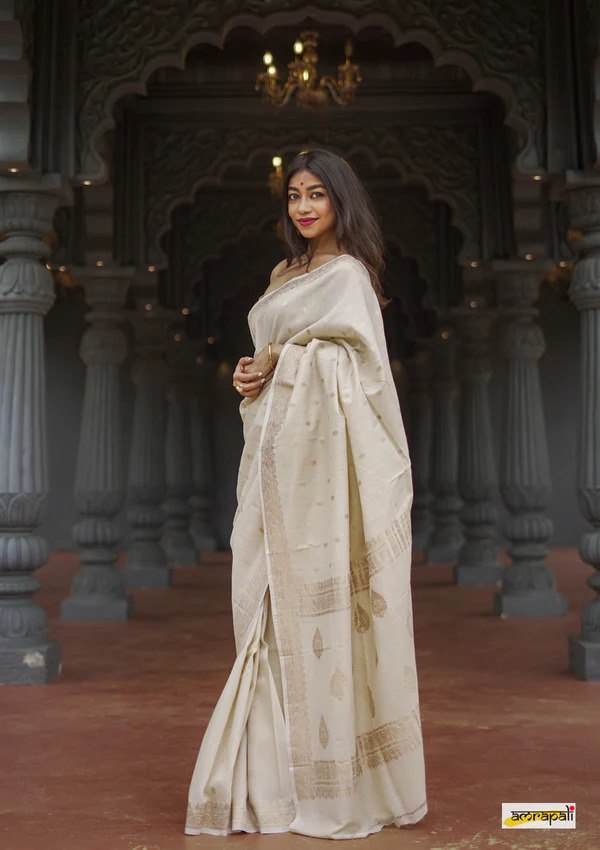 Lissome Cream Soft Silk Saree with Mellifluous Blouse Piece