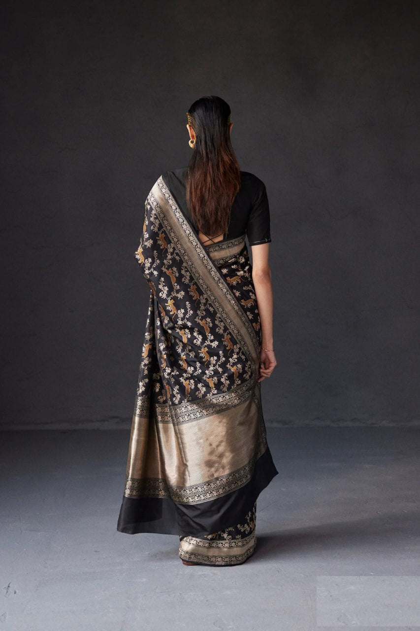 Beauteous Black Soft Silk Saree With Twirling Blouse Piece