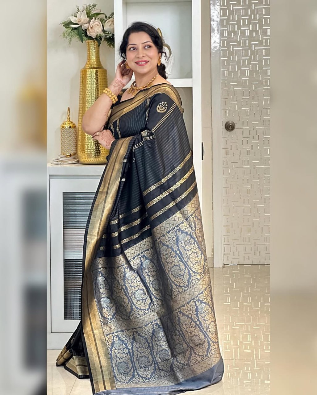 Beauteous Black Soft Silk Saree With Twirling Blouse Piece