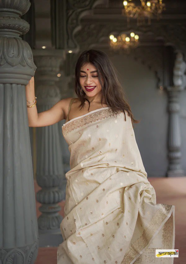 Lissome Cream Soft Silk Saree with Mellifluous Blouse Piece