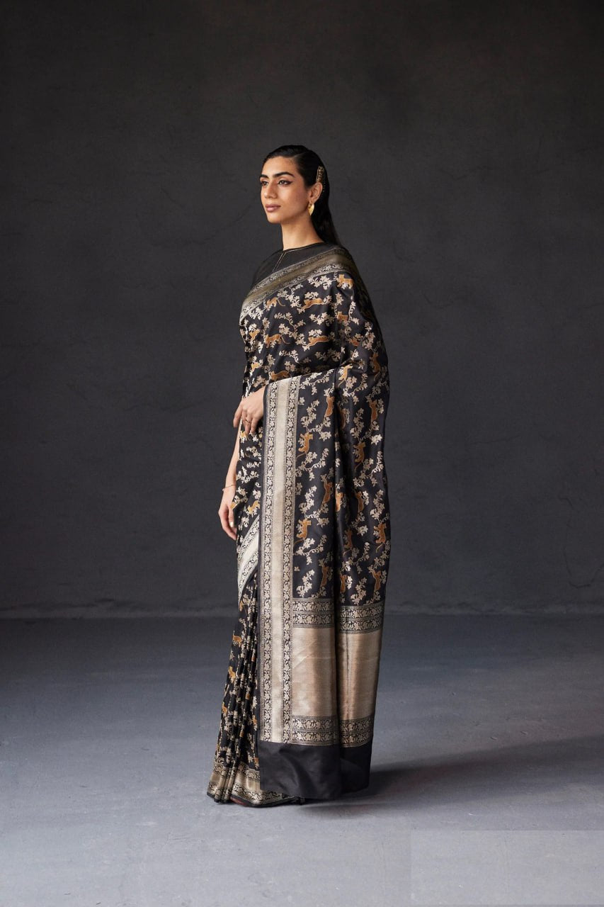 Beauteous Black Soft Silk Saree With Twirling Blouse Piece
