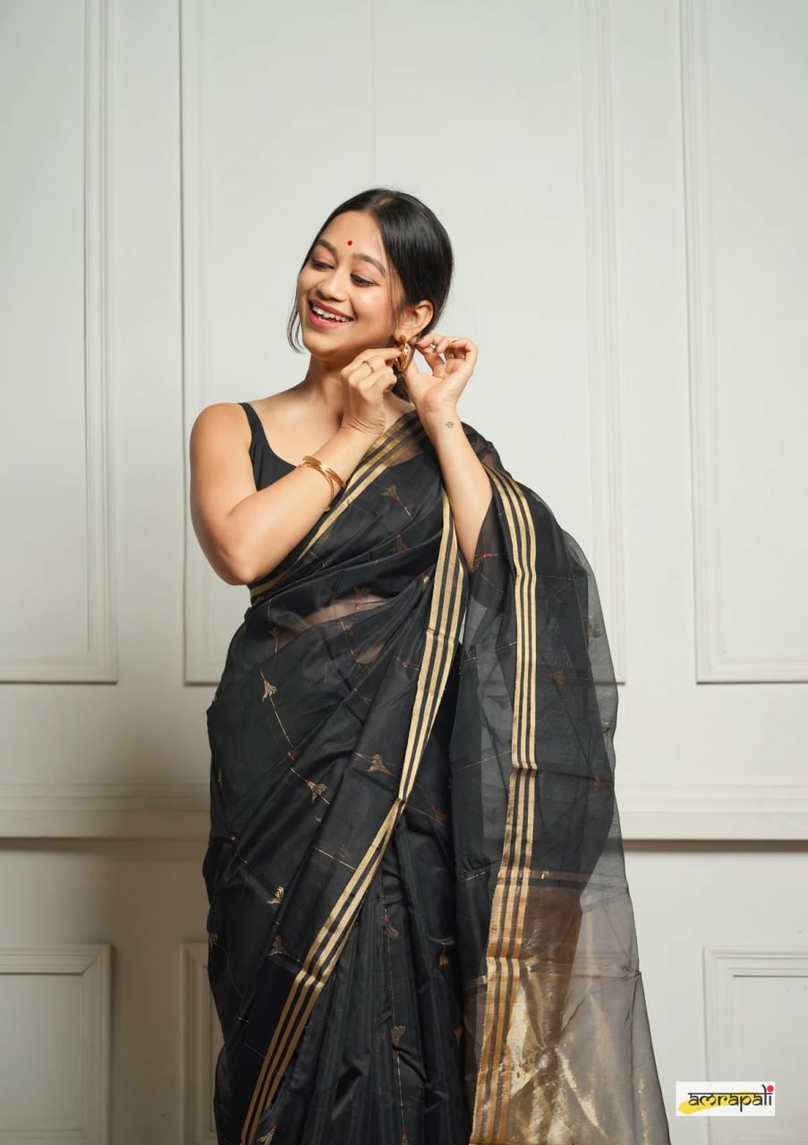 Beauteous Black Soft Silk Saree With Twirling Blouse Piece