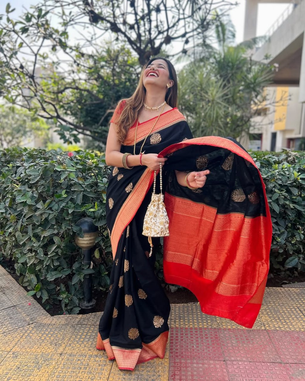 Flamboyant Black Cotton Silk Saree With Staring Blouse Piece