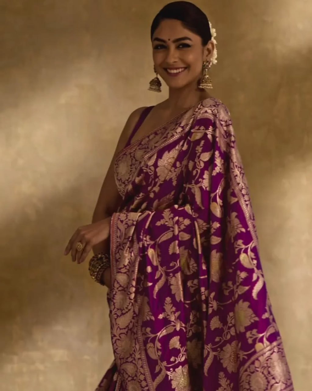 Desirable Purple Banarasi Silk Saree With Prettiest Blouse Piece
