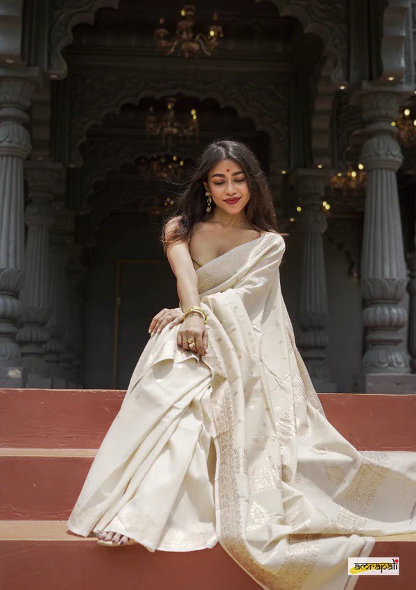 Lissome Cream Soft Silk Saree with Mellifluous Blouse Piece
