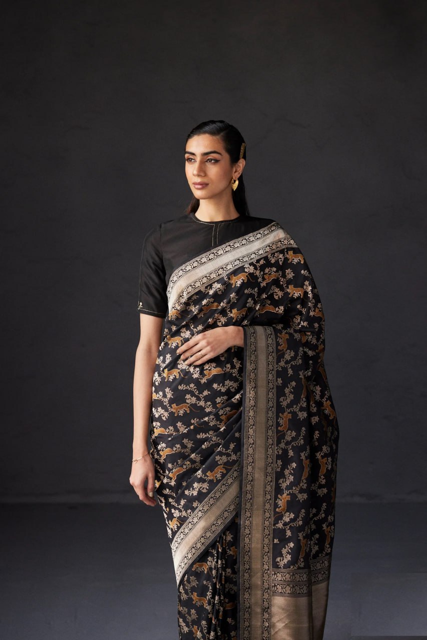 Beauteous Black Soft Silk Saree With Twirling Blouse Piece