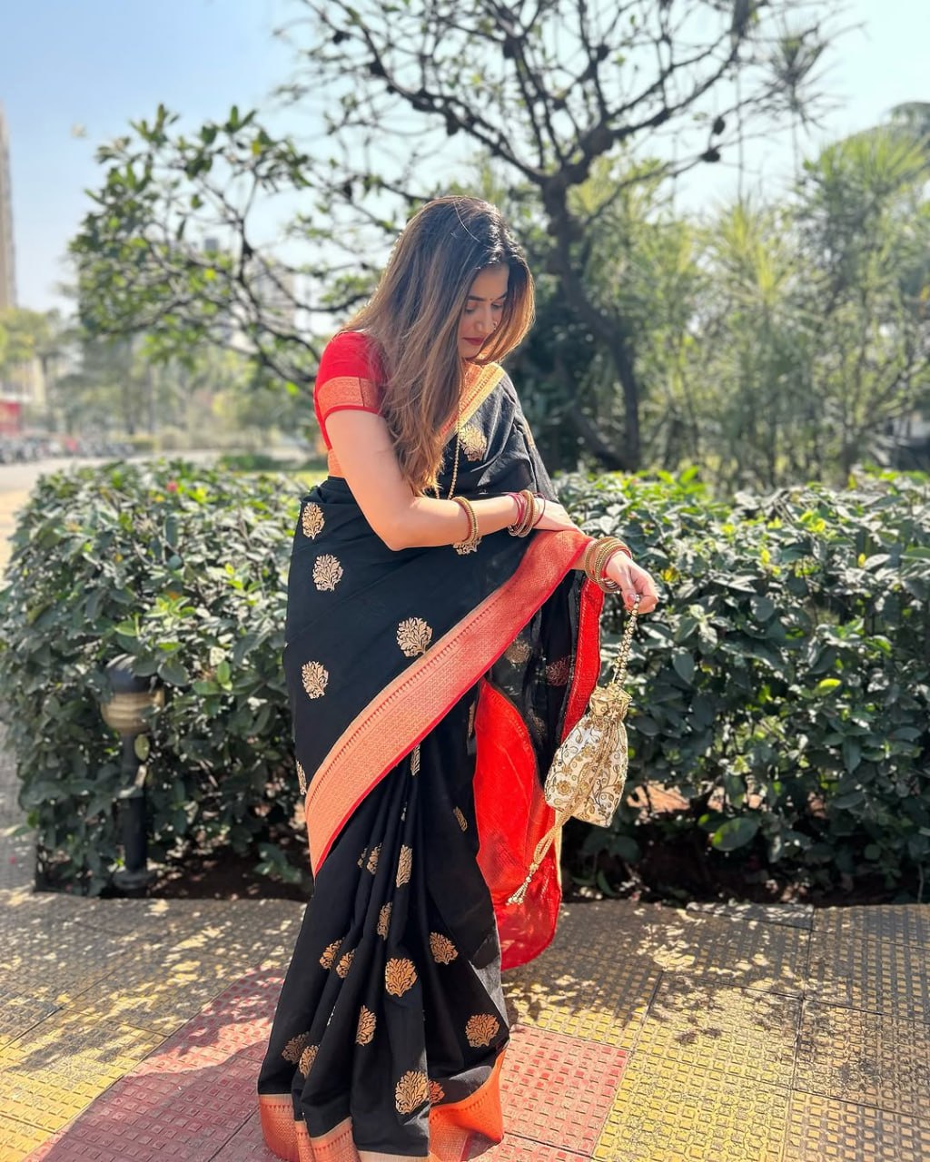 Flamboyant Black Cotton Silk Saree With Staring Blouse Piece